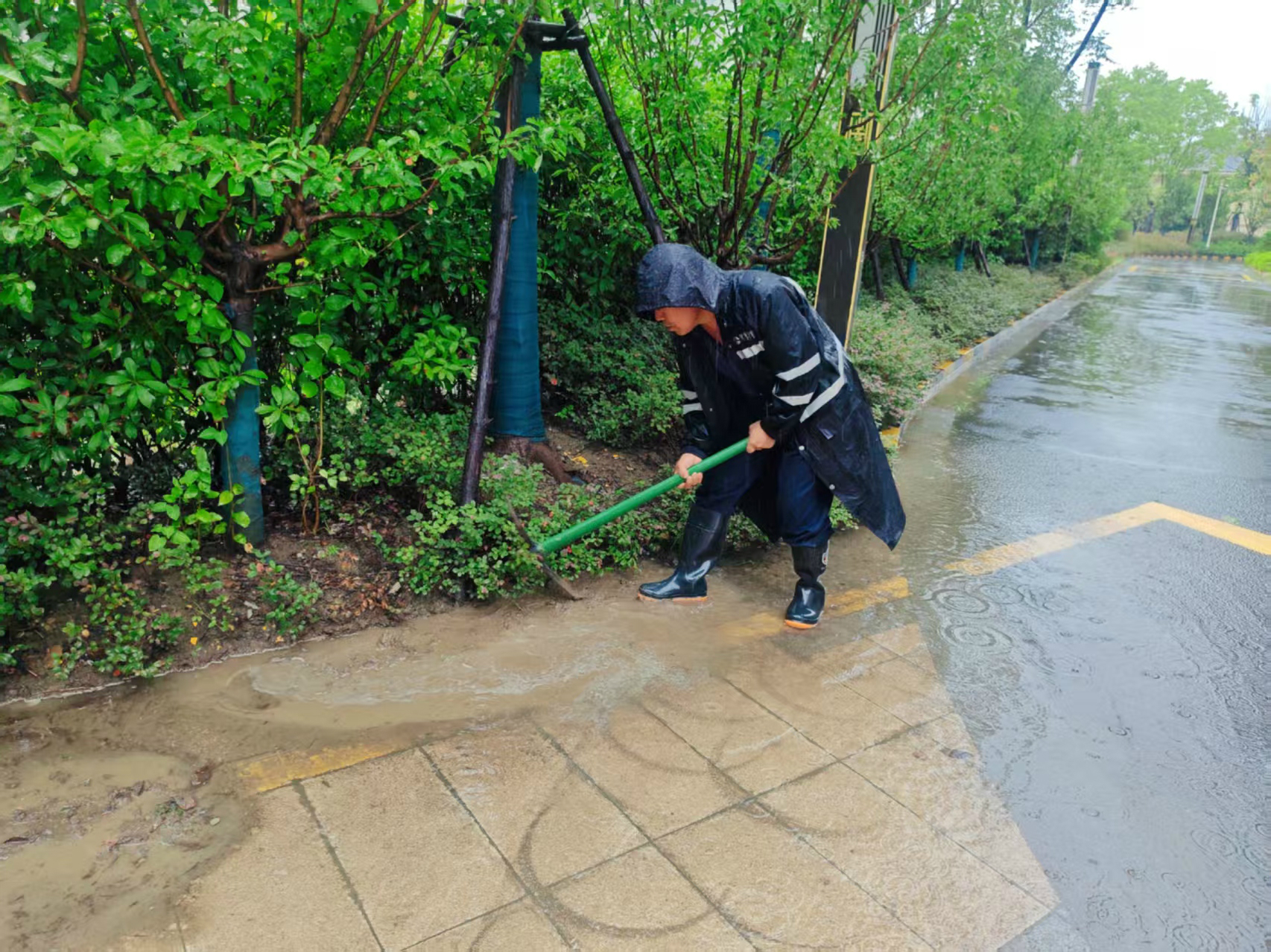 雨天開排水溝 (3)